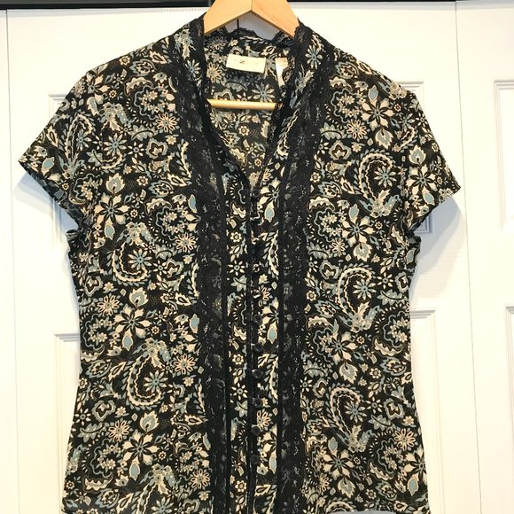 Blouse with lace detail - Picture 1 of 6